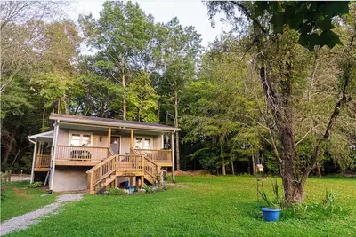 Image de Shangri-La in Etowah: a serene + cheerful cottage near Pisgah & DuPont Forests