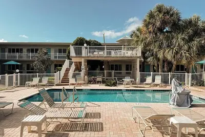 Image de Floranada 1br, Pool, Laundry & Steps to the Beach