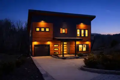 Image de Luxe Lake Escape, Hot Tub, Firepit, Relax & Unwind!