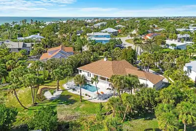 Image de Beach Bungalow With Pool and Huge Yard