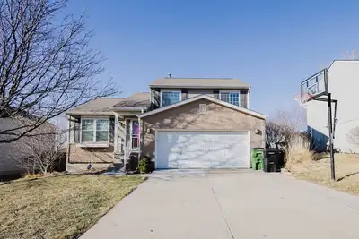Image de Spacious 4 bedroom house with Ac, WiFi in, 2 living rooms, fenced, 2 car garage.