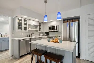 Image de Renovated Condo | 3 Min Walk to Toes in the Sand!