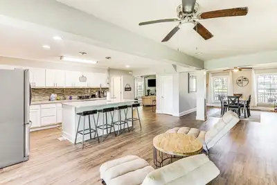 Image de 10 Mi to St Simons Island: Home w/ Screened Porch