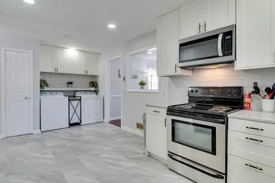 Image de Fishers Home w\/ Deck & Grill: Walk Downtown!