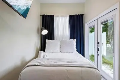 Image de Central Gem: Modern One Bedroom Oasis
