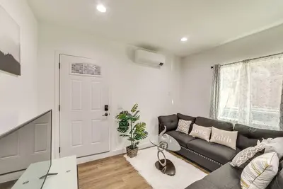 Image de 5 Mi to Metrolink: Pet-Friendly Los Angeles Home!