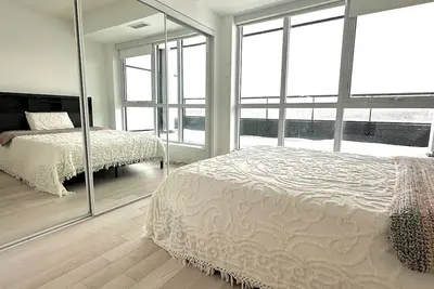 Image de Spacious 2-Bed + Den Condo with Huge Terrace & Stunning Views