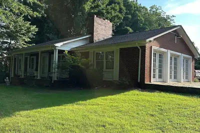 Image de The Farmhouse. Vintage 3-bedroom with WiFi. Mt Airy outskirts. Vineyards nearby.