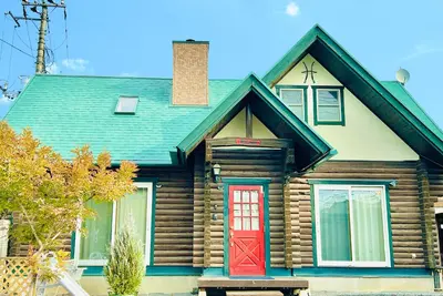 Image de Fully equipped with wood stove, large projector, hammock, board games, toys, and other amenities for a comfortable stay! Modern log house, 17 minutes from Ashikaga Flower Park!