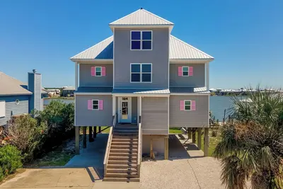 Image de 5 Bedroom Home on Laffite Bay! Short walk to the beach!