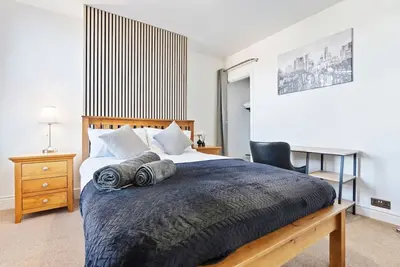 Image de Modern Town House - Contractors + Netflix, 55\"Tv
