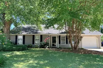 Image de Charming 3-bedroom house in South Mount Pleasant minutes away from the beach!