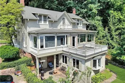 Image de \"The Stable\" A Charming 3-bedroom house in Nyack with a Tennis Court
