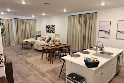 Image de Newly built, stylish 3br/2ba home in a quiet Bakersfield neighborhood.