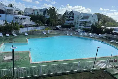 Image de Suite de Charme avec Vue Mer et Piscine à Gosier -Idéale pour Séjour Inoubliable