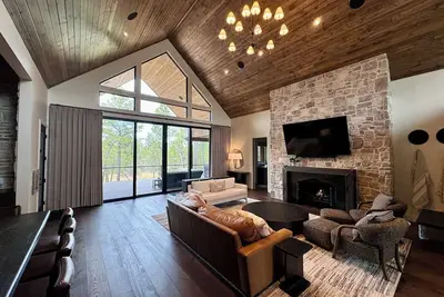 Image de Brand New Luxury Cabin! 5500sf / MoviTheatr / HotTub / 4KingSuite / Gym&Billiard