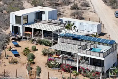 Image de Modern shipping container homes, 5br/4ba, Multiple rooftops, Firepits, Fast Wifi w/ Starlink backup