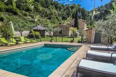 Image de Mas provençal climatisé au Barroux, Mont-Ventoux, Vaucluse avec piscine clôturée, animaux. . .