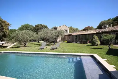 Image de Mas en pierre climatisé dans beau parc, piscine chauffée, à l'Isle-sur-la-Sorgue