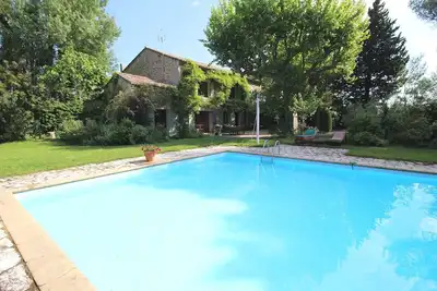 Image de Beau mas de vacances à Noves (13), piscine privée, animaux admis (1).