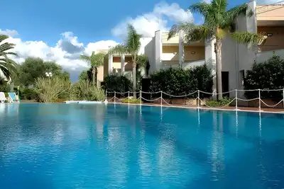 Image de Maison de vacances 'Sairon Club Bilo 4 Pax' avec piscine partagée, terrasse et climatisation