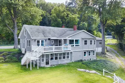 Image de A Wave From It All: Keuka Lake + Close to Wineries
