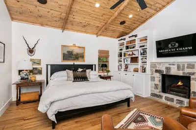 Image de Centre House | King Bed, Patio w/ Fire-pit & Grill