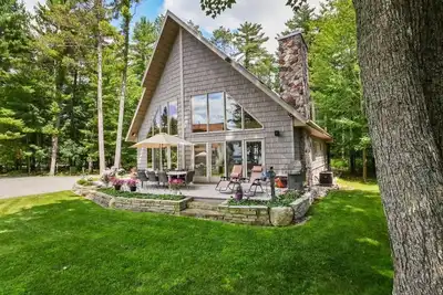 Image de Lakefront Home w Beach @ Higgins Lake!