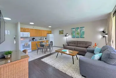Image de 7fl Waikiki Condo, Steps to Beach w/ Free Parking