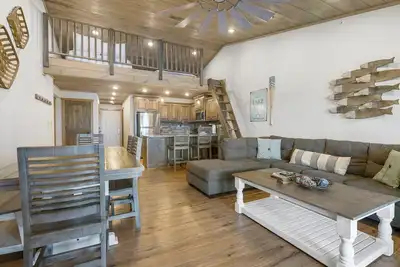 Image de Room for 10 at our Lake Condo, Free use of Kayaks, Resort Amenities + Deals on Tickets 7 Golf