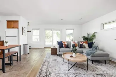 Image de Charming Riverfront 2-bedroom house minutes from Broad Ripple