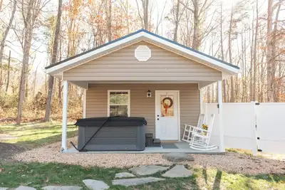 Image de The Oak Tree House- Firepit, Hot Tub, Mountain Views!