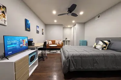 Image de Cozy private entrance studio w\/ Golf Course View
