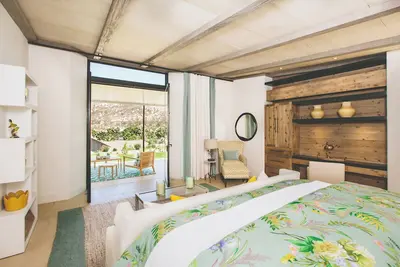 Image de Hillside Haylofts Studio at Flora Farms