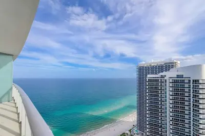 Image de 39th Floor Oceanfront Penthouse with Pool & Gym