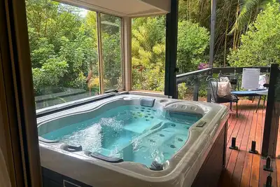 Image de Elevata Tropical Villa - Luxe Spa Jacuzzi - Wood Fire - Claw Bath - Pet Friendly