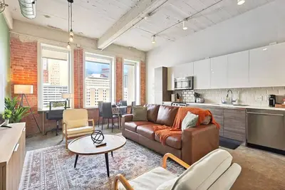 Image de Luxury 1 Bed Downtown Views, Pool/Gym/Theater Room