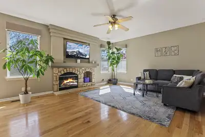 Image de Cloud 9 : 4Br, Pool, Fully Fenced!