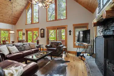 Image de Mountain Treehouse | Wood Burning Fireplace and Hot Tub