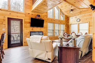Image de Creekside Cabin w/ Hot Tub: 7 Mi to Pigeon Forge