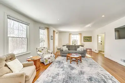 Image de Bright Home Near Pine Lake w/ Deck & Yard