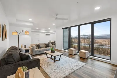 Image de Stunning Waterfront Condo Breathtaking Views 202