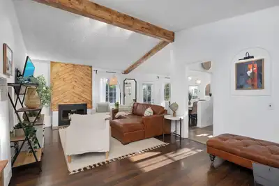 Image de Stunning, Cozy, Private Backyard Lush Oasis with Pool! Bbq, 14 Mins to Disney