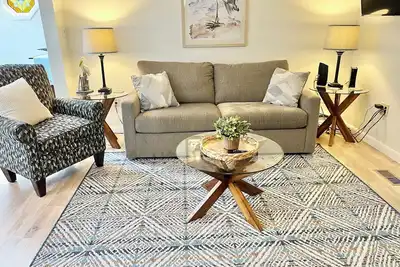 Image de Oob family Beach House w/private yard and deck! Pet friendly, parking, 4/Br 2/Ba