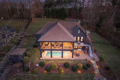 Image de Luxury Lakefront Stay | Private Dock, Kayaks & Indoor/Outdoor Pool | The Retreat