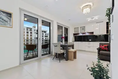 Image de Stylish Apt with Balcony, WiFi & Free Parking