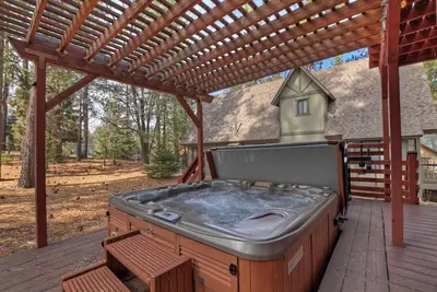 Image de Little Doe Lodge By Destination Big Bear: Cozy Log Cabin - Awesome Location in Peaceful Summit/Village Neighborhood - Pet Friendly- Foosball Table - Hot Tub - Wood Burning Fireplace - True Mountain Cabin Ambiance!
