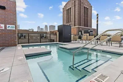 Image de CozySuites Nlg - Modern 2br condo #23