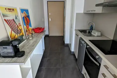 Image de Studio spacieux en centre ville avec vue montagne