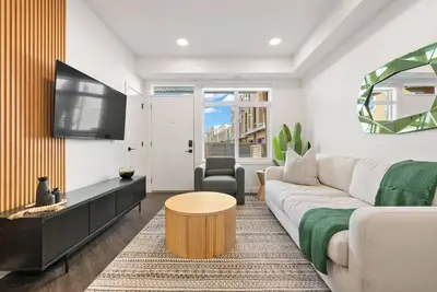 Image de Designer-Inspired Stay 2br, Parking, Workspace